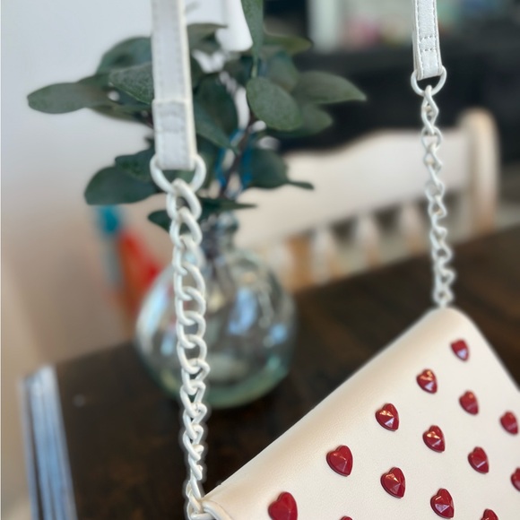 White crossbody purse with mini red hearts. - Picture 4 of 6